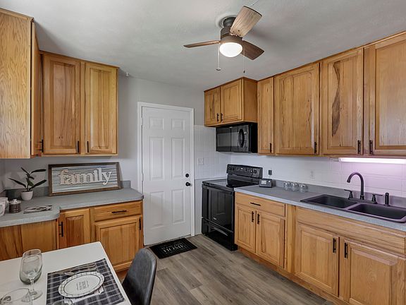 4th image of 3136 Parsons Ave