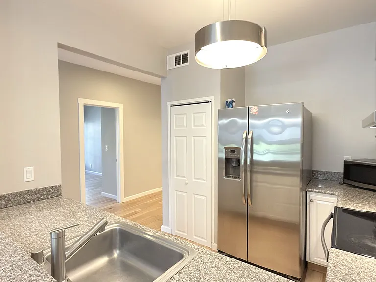 97 E Saint James St #27 — Photo 8