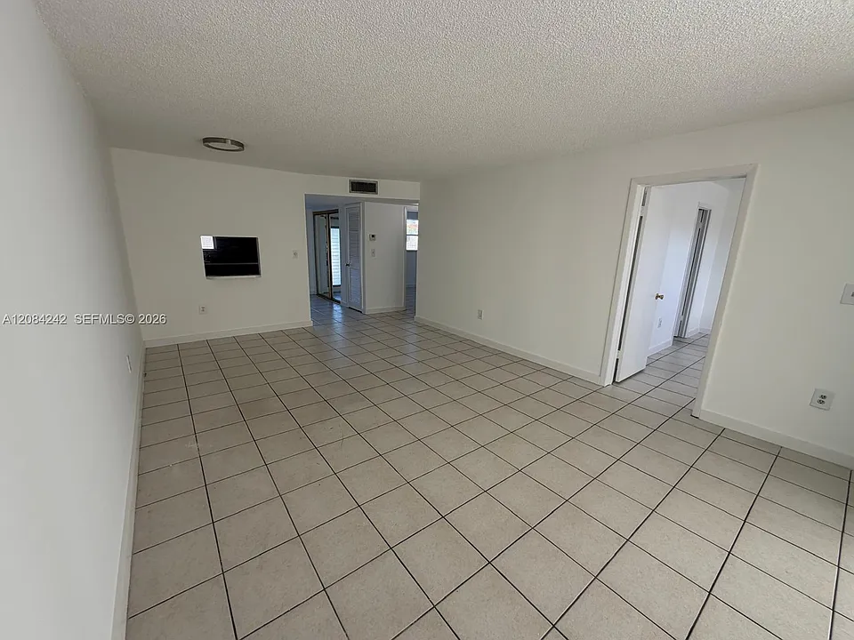 8600 Sunrise Lakes Blvd #211