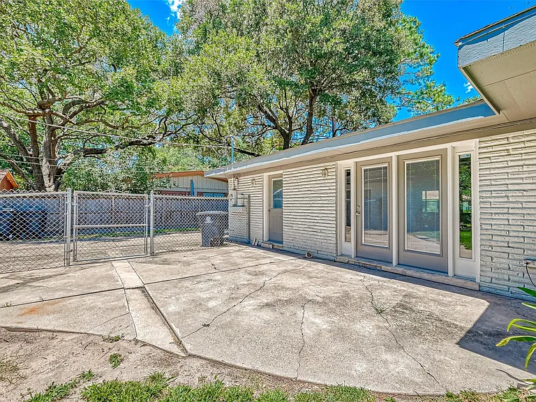 5611 Briarbend Dr — Photo 45