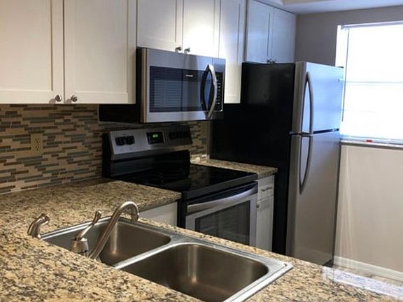 4th image of 3080 Sir Hamilton Cir