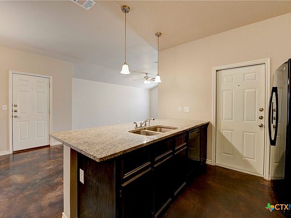 5th image of 905 Rosewood Dr