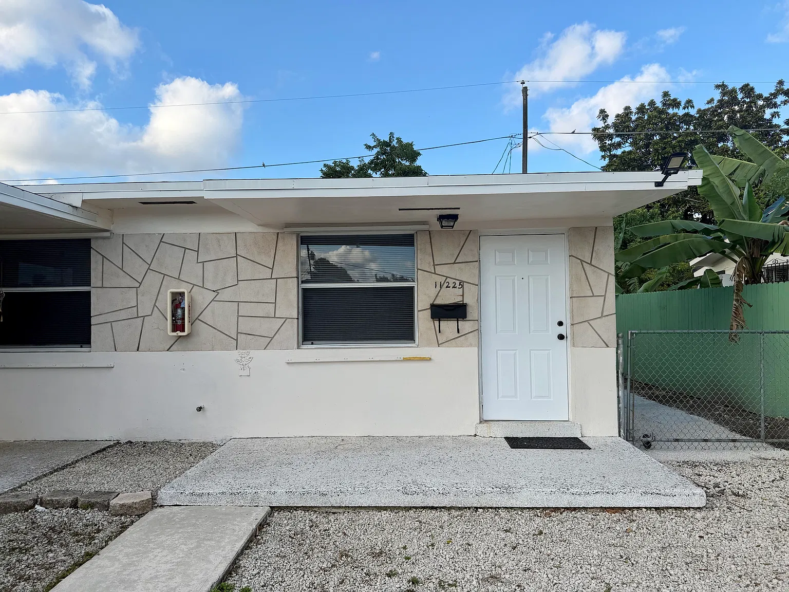 2 bed, 700 sqft, $2,200 — Photo 1