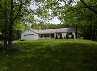 1366 N Rocky Mountain Dr, Effort, PA 18330