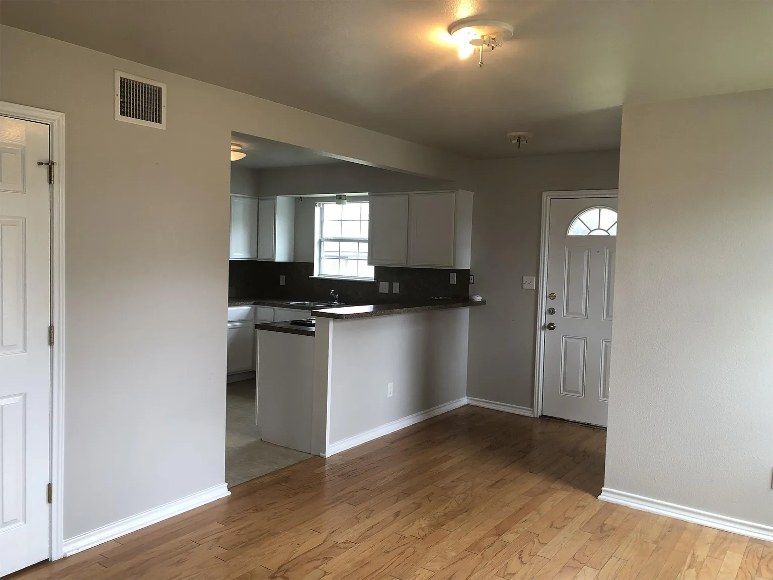 1228 Eleanor Dr - B — Photo 3