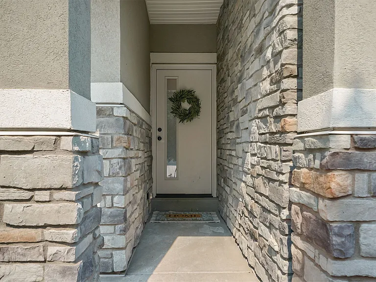 1082 S Lilac Way — Photo 2