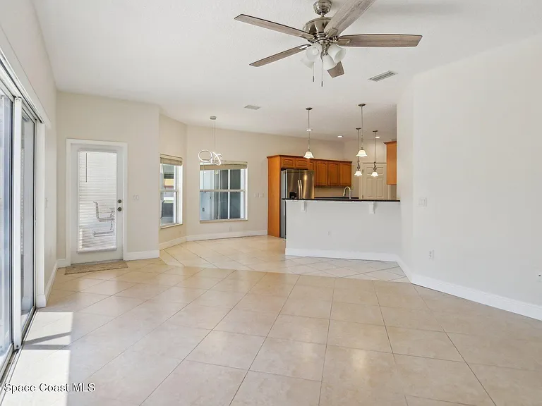 929 Hialeah St — Photo 12