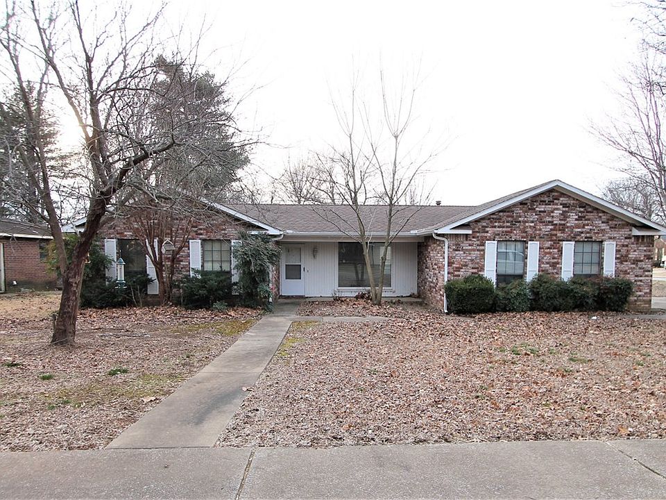 1st image of 315 W Village Dr