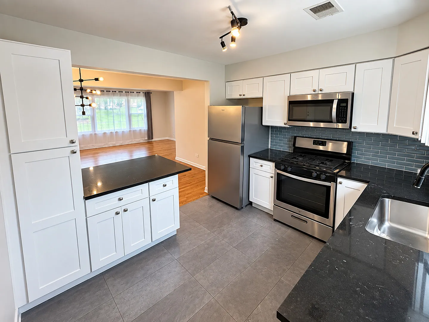 225 W Johnson St — Photo 2