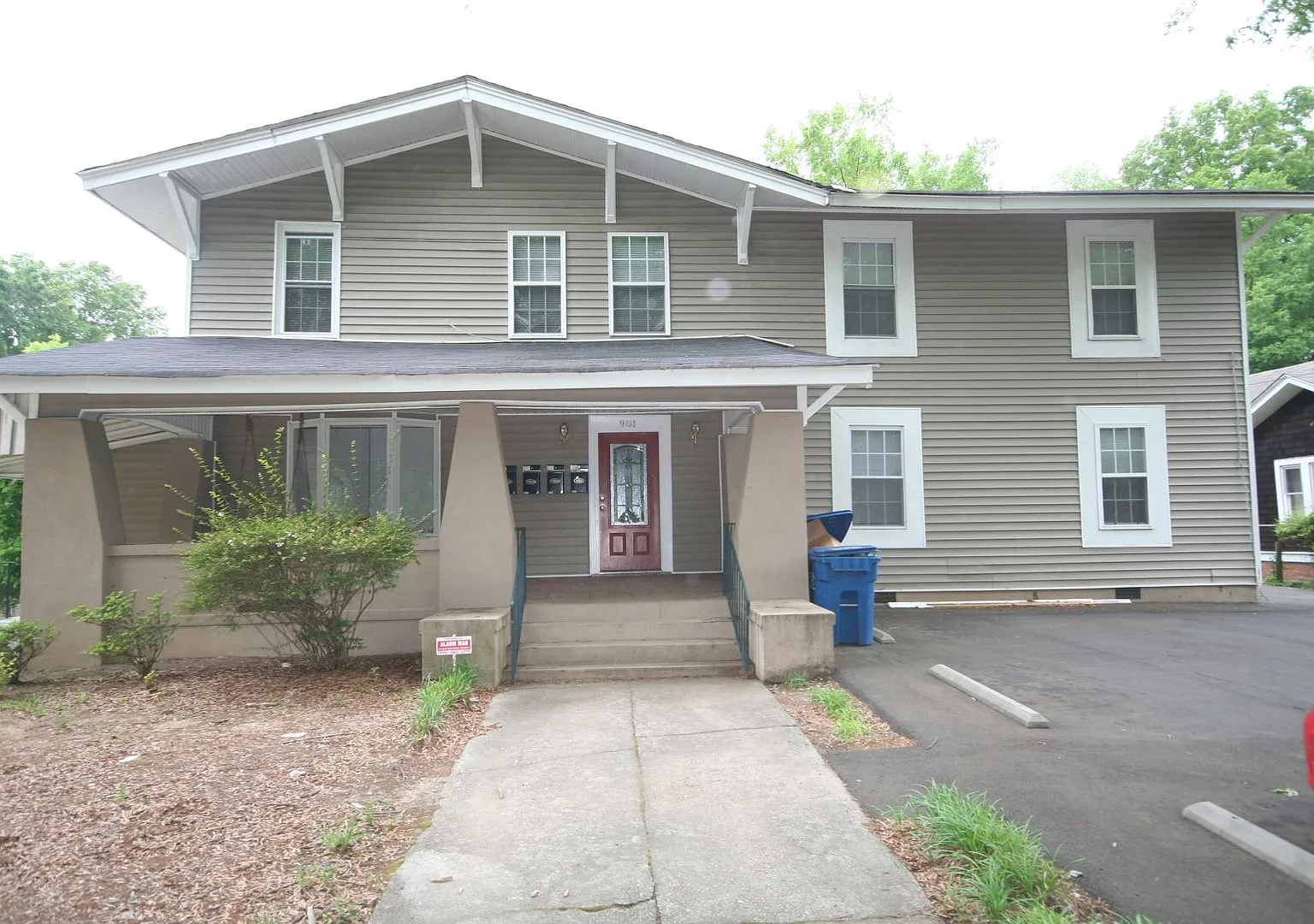 Adorable Apt in Historic Building - ONE Block to Duke! — Photo 2
