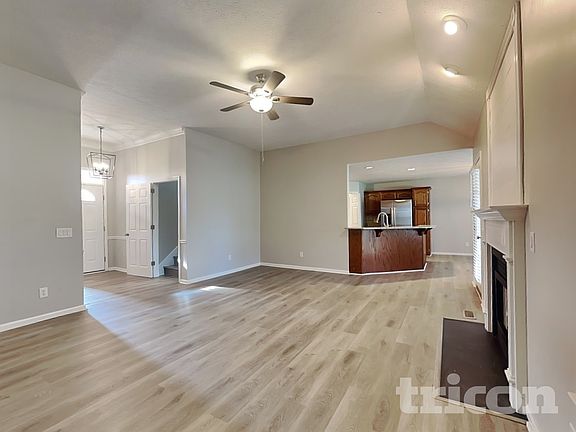 4th image of 146 Waterford Way #B