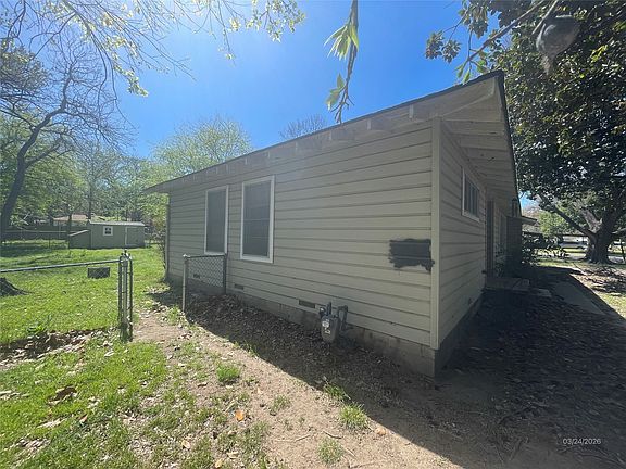 3rd image of 1100 Poe St