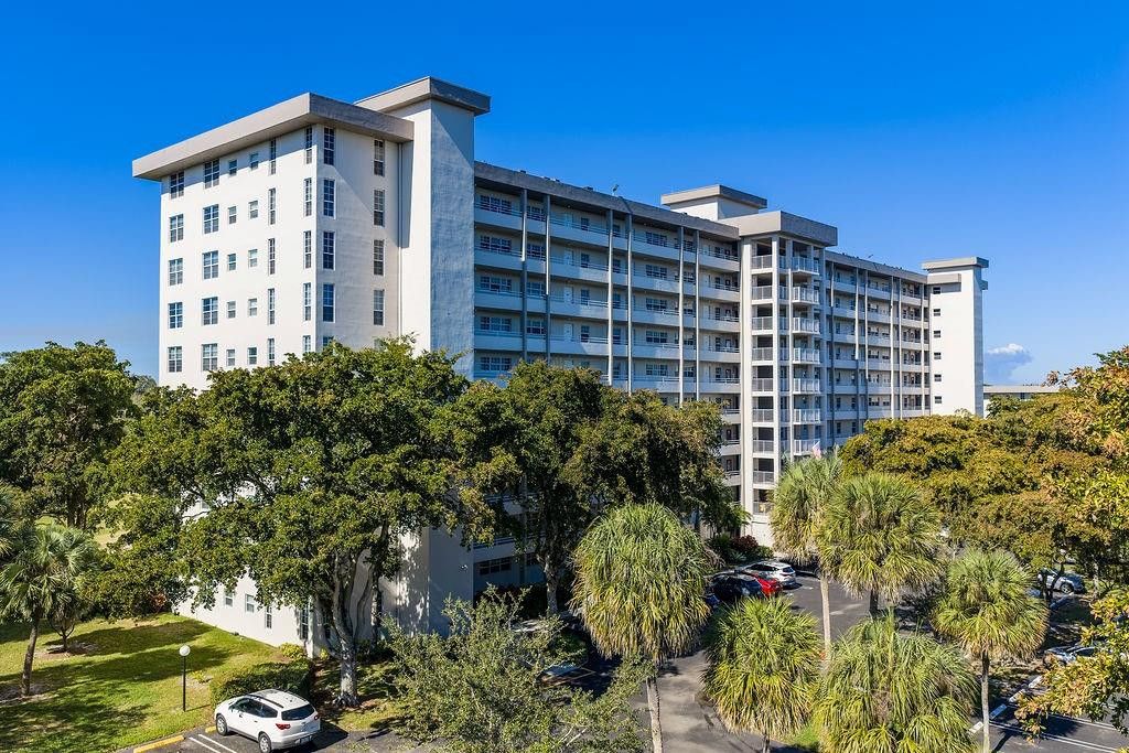 575 Oaks Lane #1002, Pompano Beach