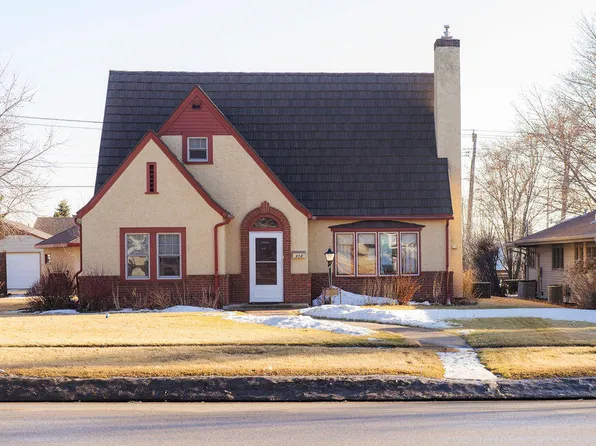 808 3rd St NE, Jamestown, ND 58401