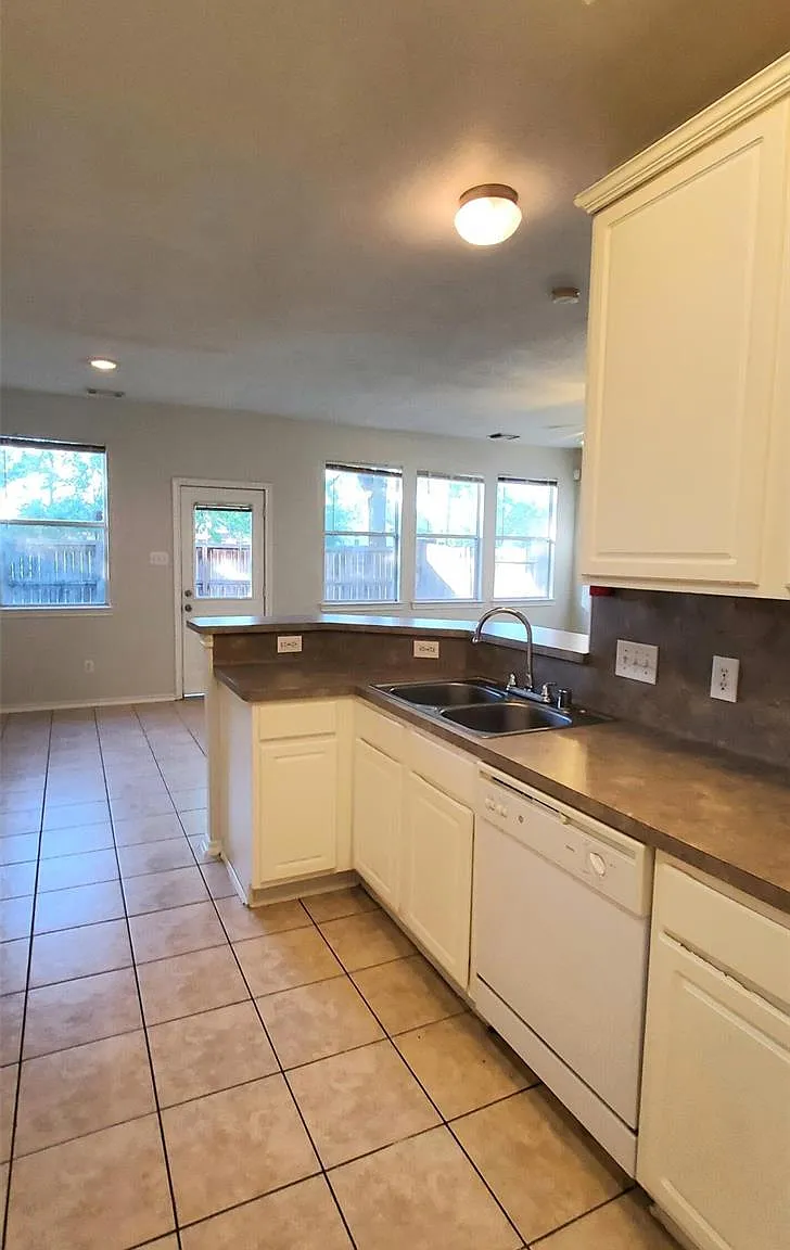 3 bed, 2.5 bath, 1645 sqft, $2,150 — Photo 3