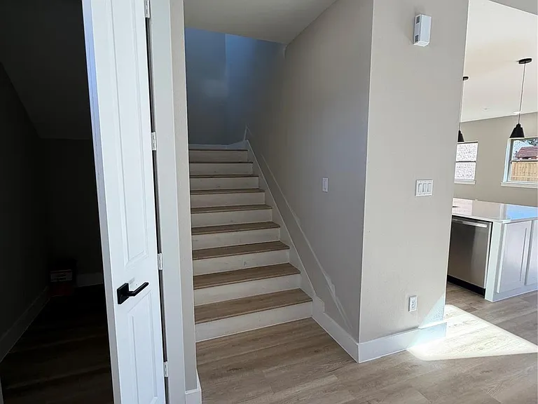 2523 Liguria — Photo 8
