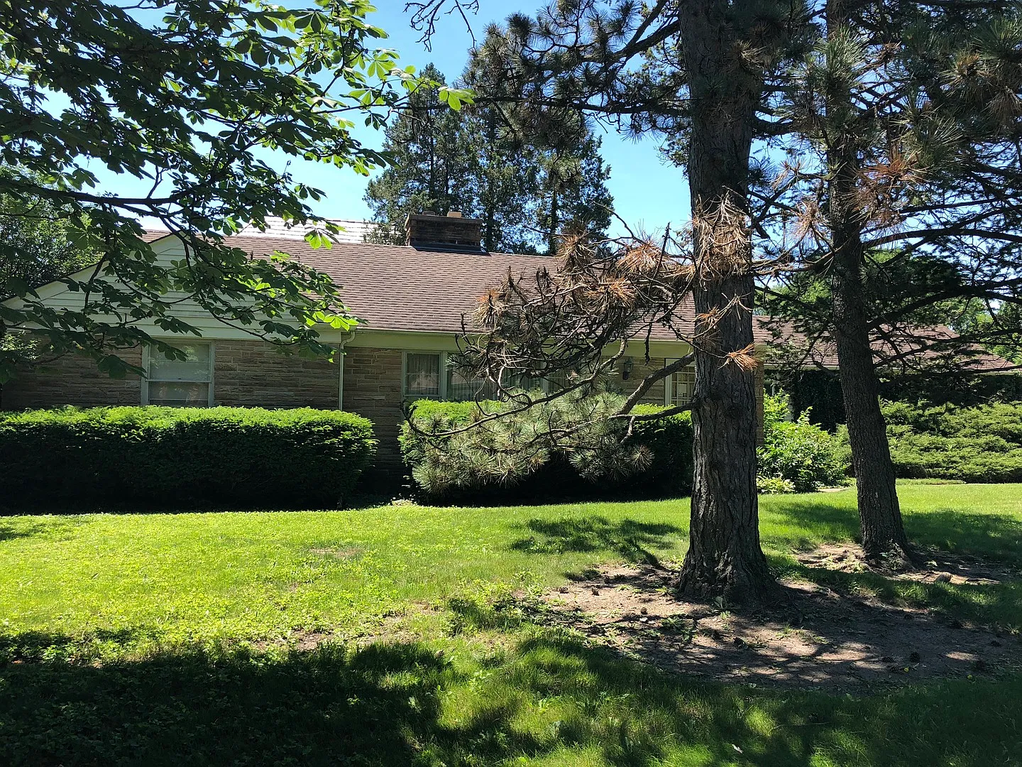 747 Windsor Rd photo 1