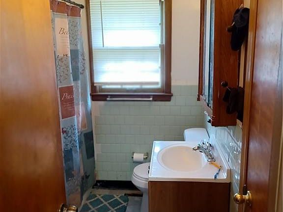 4th image of 9812 Newton Ave