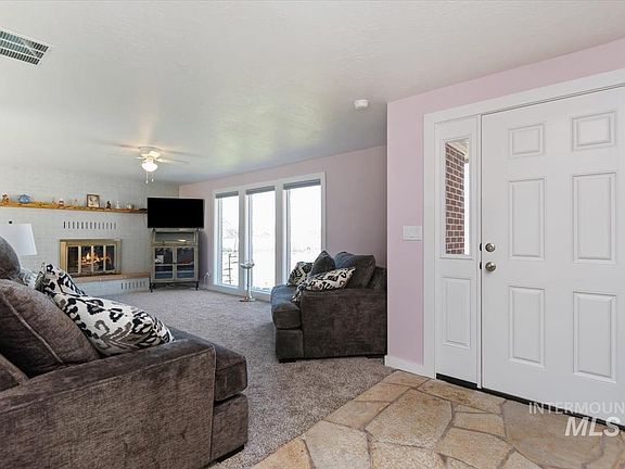 5th image of 702 N La Cresta Ave