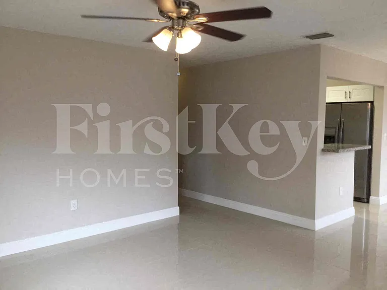 1785 SW 43rd Ave — Photo 2