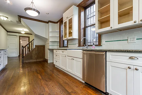 Rented by Dixon Advisory USA Inc. | media 124