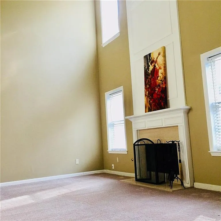 3 bed, 2.5 bath, 2031 sqft, $2,419 — Photo 2
