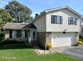 207 Meadow Ln, Oakwood Hills, IL 60013