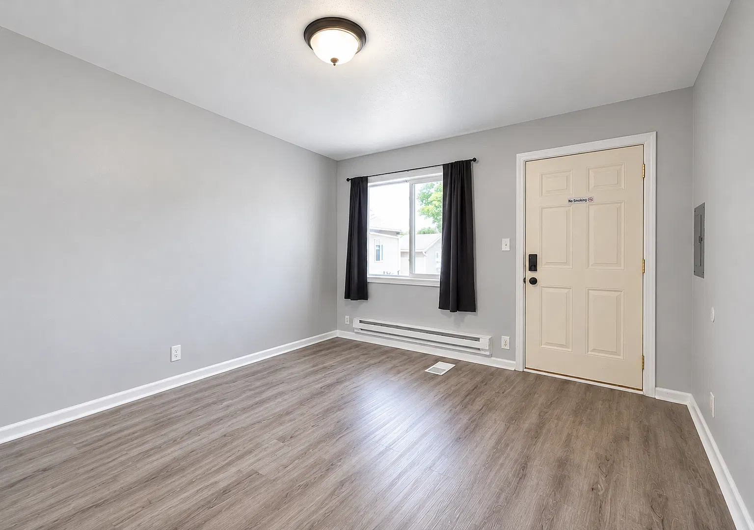 Studio Apartment At Vine Street Apartments - First Month Free! — Photo 3