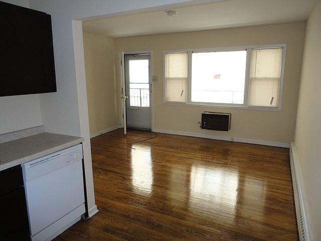 2nd image of 4423 N Ashland Ave APT 1E