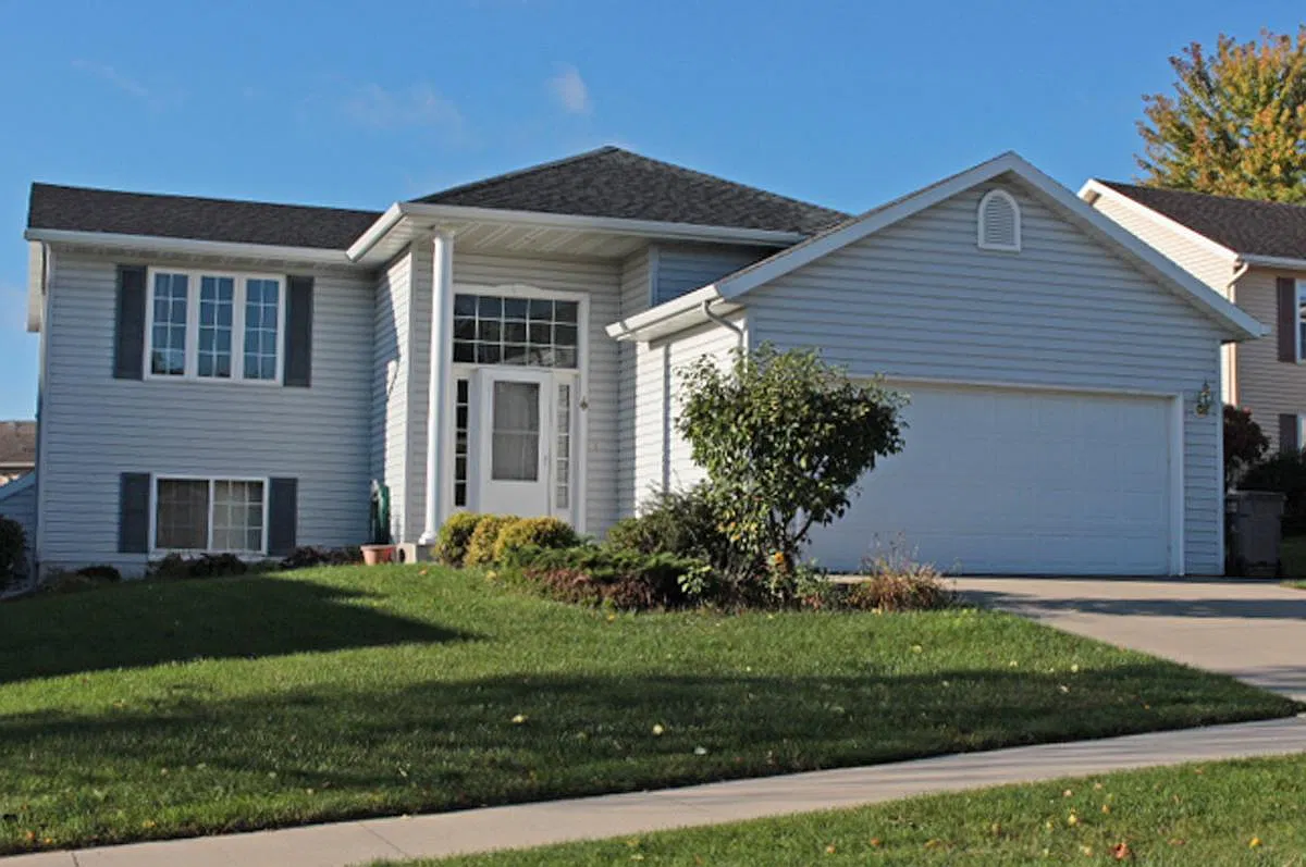 4 bed, 1957 sqft, $2,200 — Photo 1