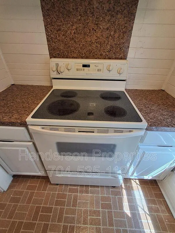 2 bed, 1.0 bath, $850 — Photo 3