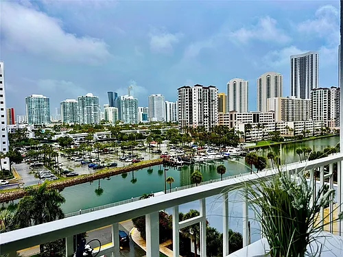 500 Bayview Dr Photo 1