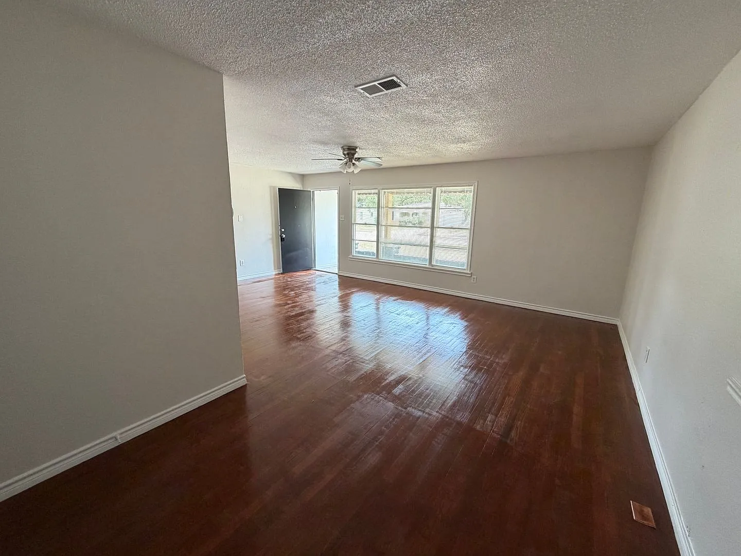 Large 3/2 with flex room in Medical District — Photo 2