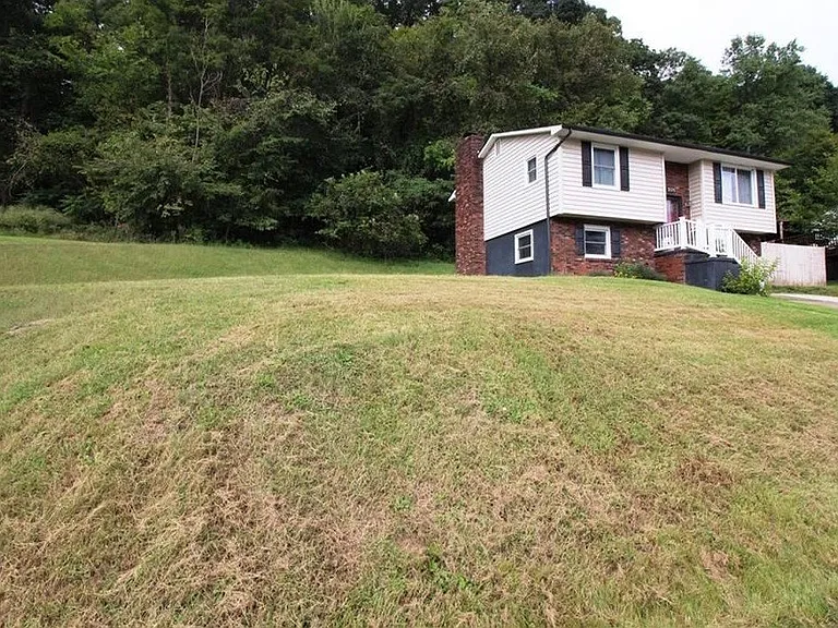 205 Libby Ln — Photo 3