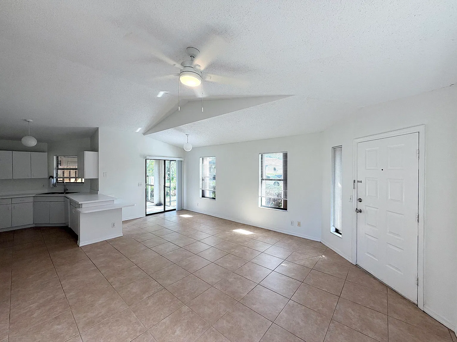 2 bed, 2.0 bath, 1005 sqft, $1,600 — Photo 3