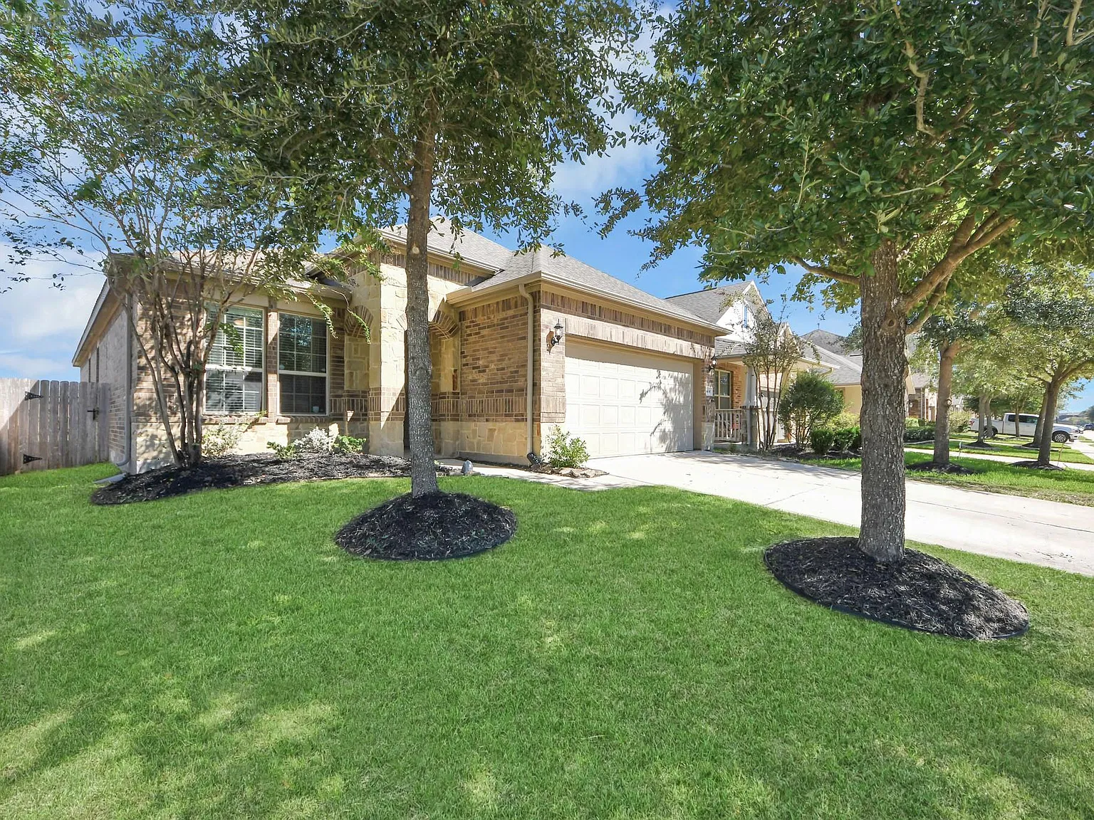 3 bed, 2.0 bath, 1609 sqft, $2,150 — Photo 3