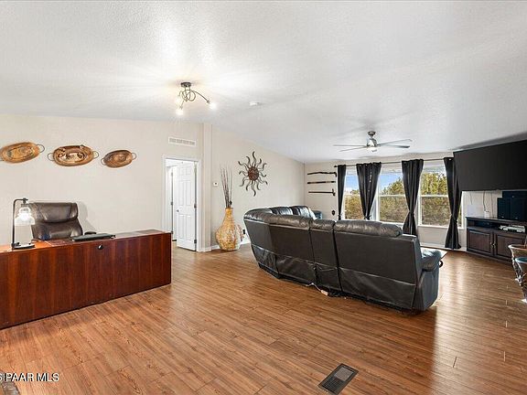 5th image of 1944 N Francis Cir