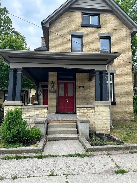 820 Queens Avenue London — Photo 1