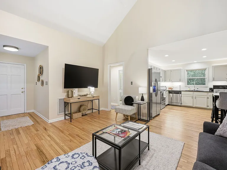1502 Hollywood St — Photo 9