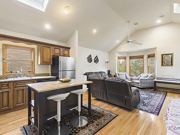 4th image of 233 Duncan Ave #2