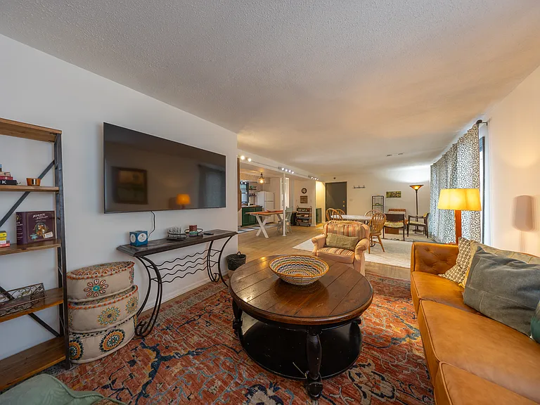 410 6th Ave SW #C — Photo 1