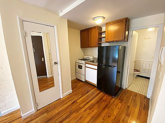4th image of 326 E 6th St APT 1