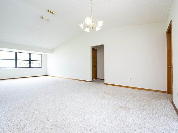 5th image of 1614 SW Merchant Ln