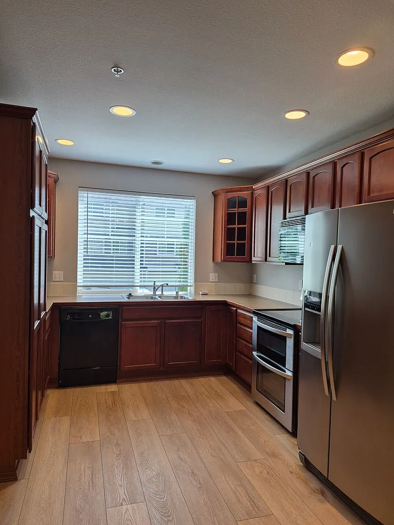 Beautiful 2bd/1.5ba Condo Located In The Edgewater At South Hill **Move-In Special** — Photo 3