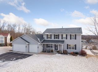 955 Sunny Ridge Dr, Carver, MN 55315