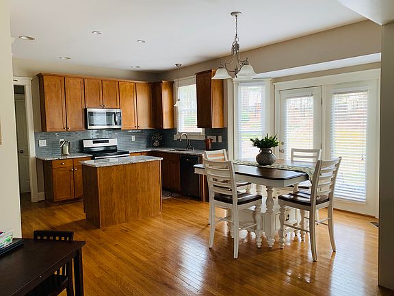Spacious Kitchen w/ Granite