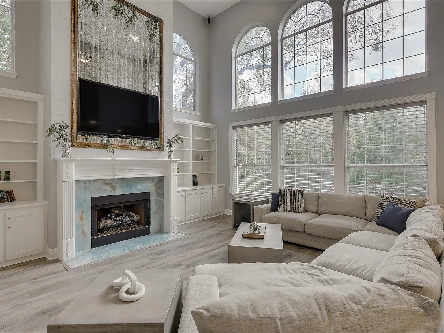5 bed, 3602 sqft, $10,950 — Photo 3