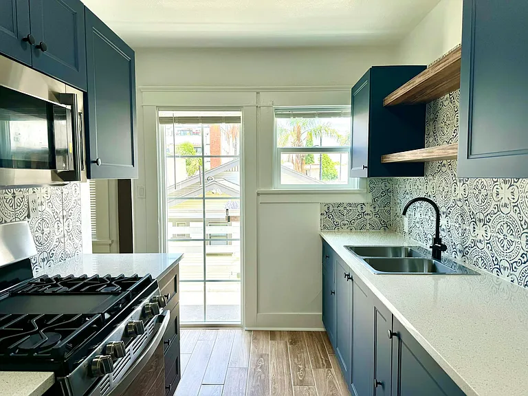 279 Redondo Ave #B — Photo 3