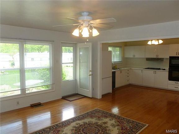 4th image of 828 Townhouse Ln