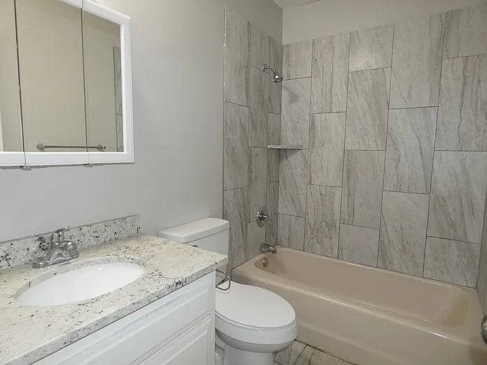 211 W 2nd St #3 — Photo 14